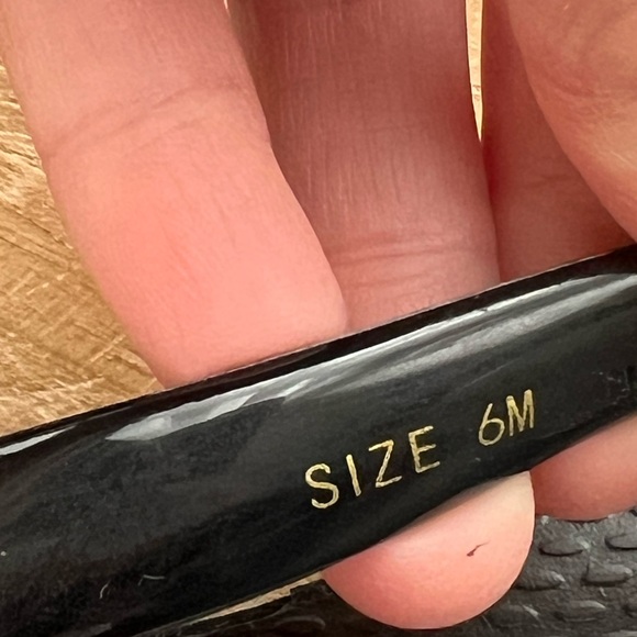 New Tory Burch Women's Cut-Out Wedge Flip-Flops in Perfect Black Size 6 - Picture 8 of 8